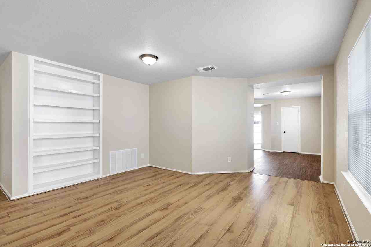 10331 Manor Crk - Photo 6 of 29