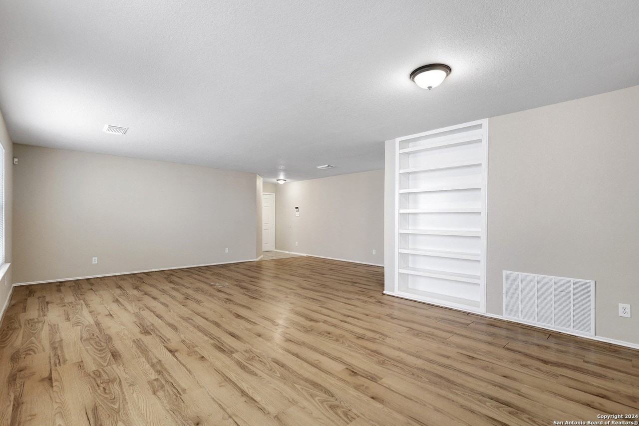 10331 Manor Crk - Photo 7 of 29