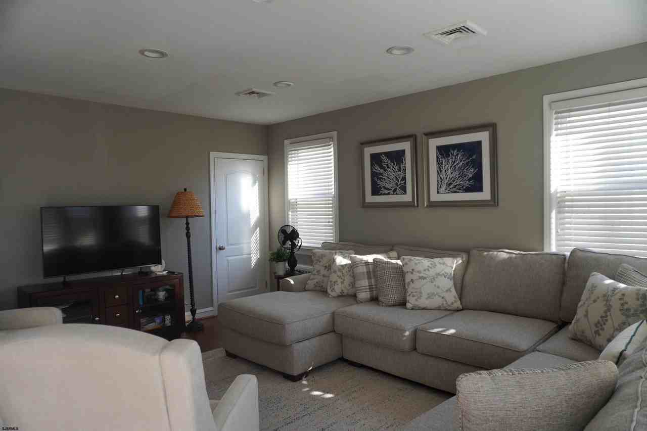 205 N Essex Ave - Photo 5 of 24