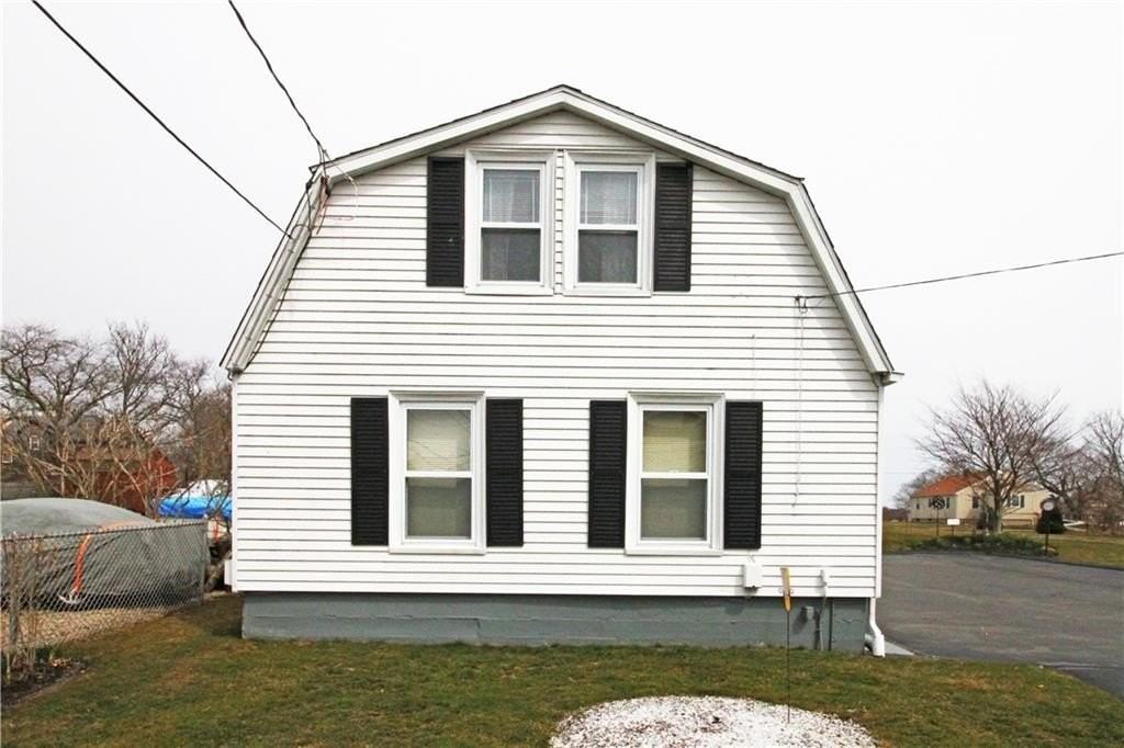 563 Aquidneck Ave - Photo 3 of 16