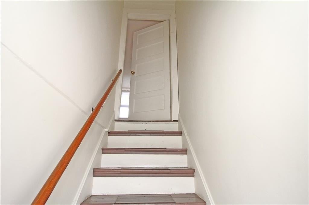 563 Aquidneck Ave - Photo 4 of 16