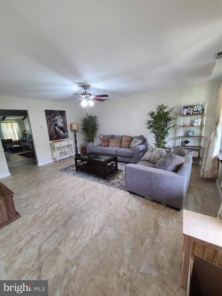 1105 Jonathan Ln - Photo 3 of 23