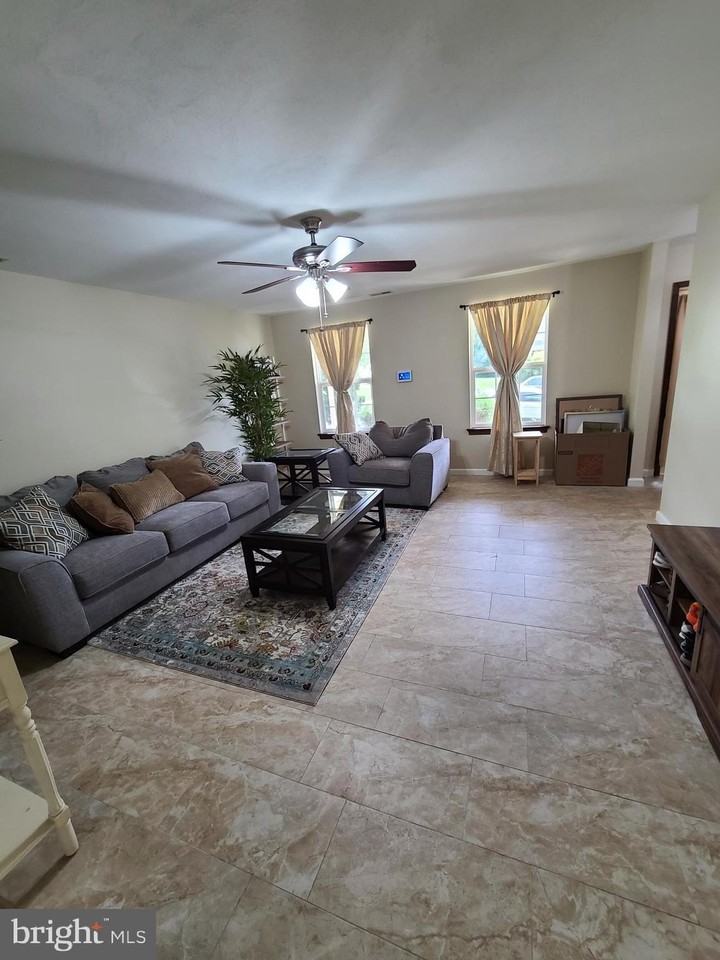 1105 Jonathan Ln - Photo 4 of 23