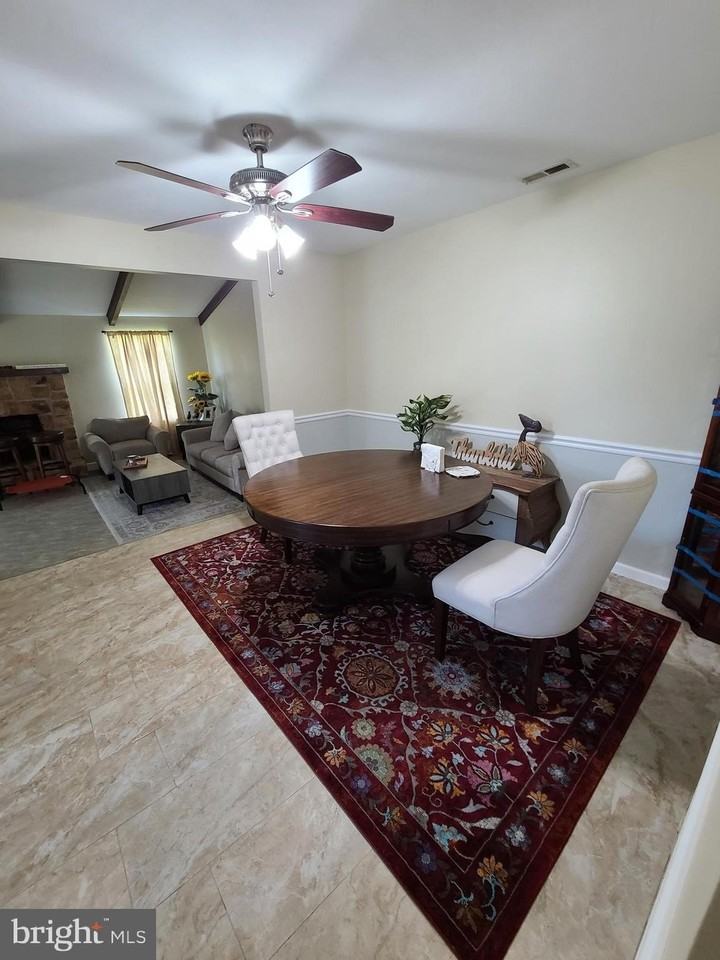 1105 Jonathan Ln - Photo 5 of 23