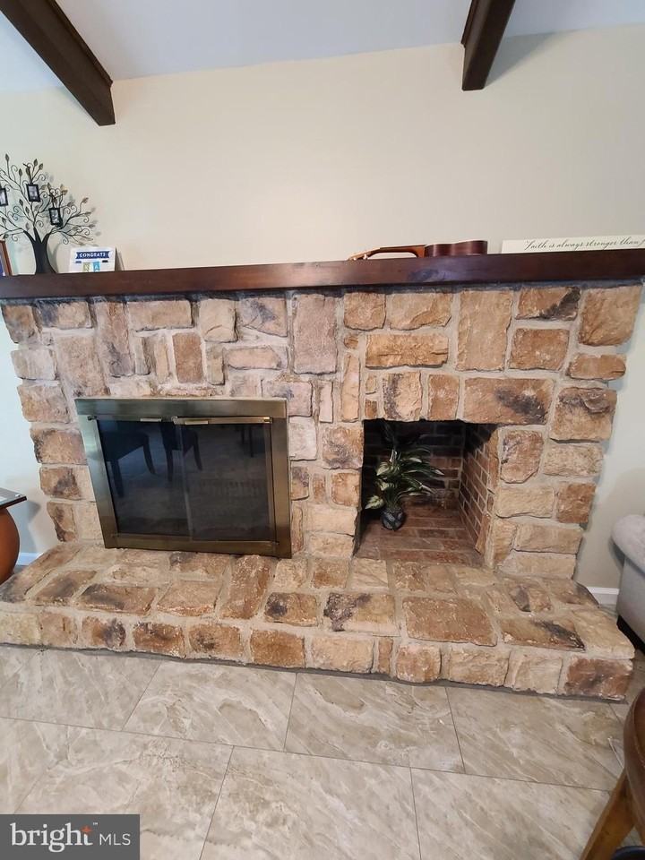 1105 Jonathan Ln - Photo 7 of 23
