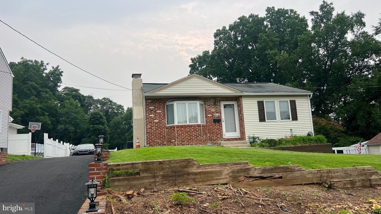 319 E South Ave - Photo 2 of 23