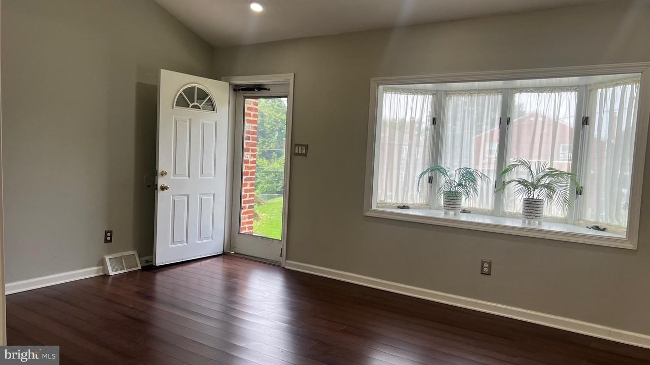 319 E South Ave - Photo 3 of 23