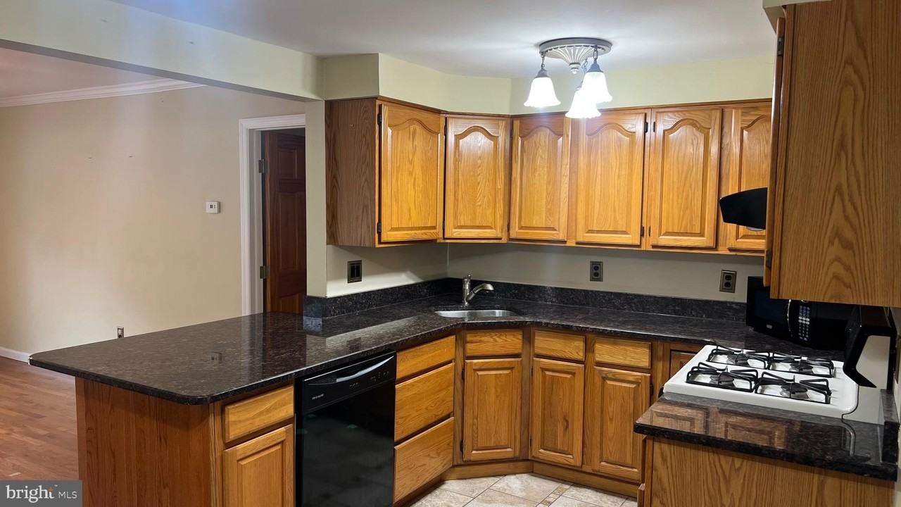 319 E South Ave - Photo 5 of 23