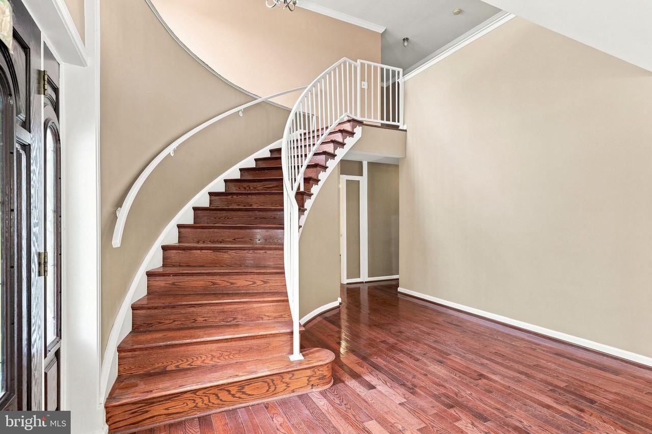 8916 Rugby Rd - Photo 5 of 50