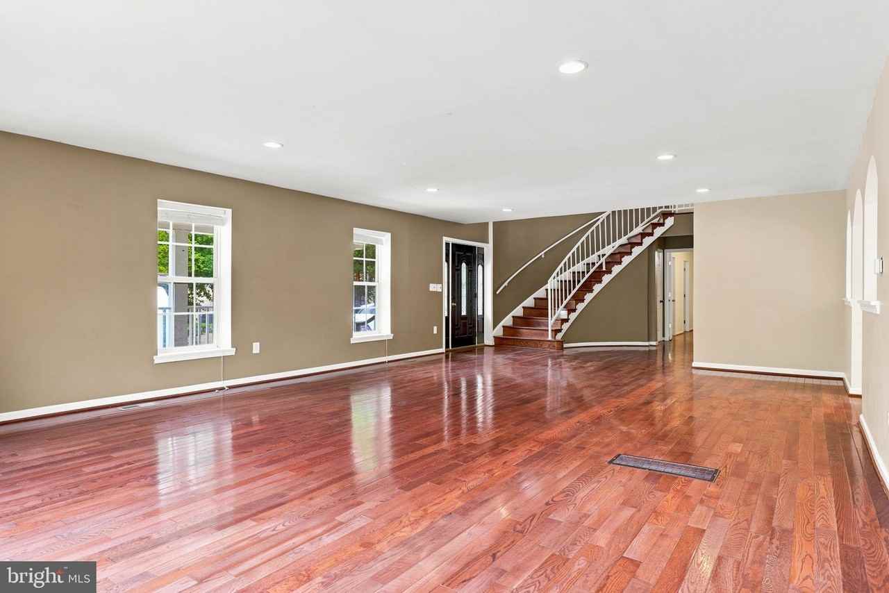 8916 Rugby Rd - Photo 7 of 50