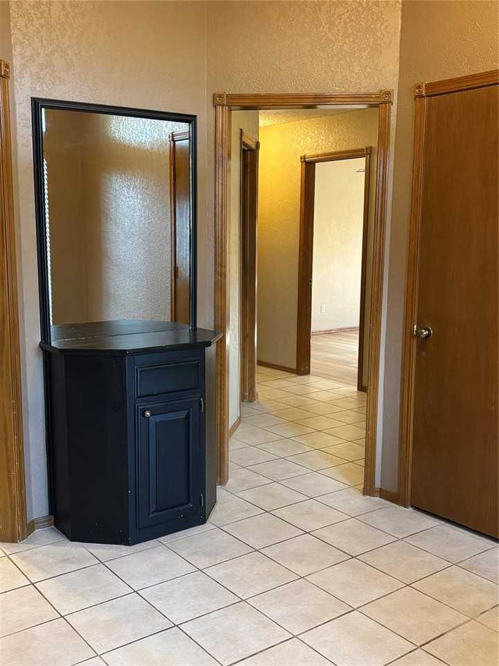 1112 Sw 132nd Pl - Photo 4 of 32