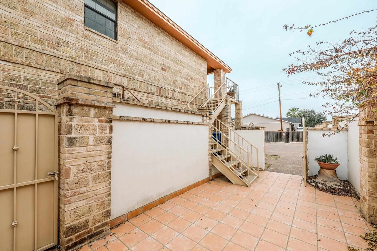 607 Gale St Apt 3 - Photo 4 of 30