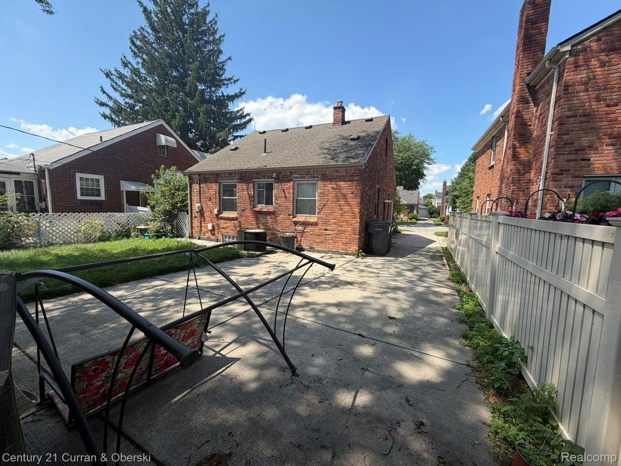 22905 Sheridan St - Photo 2 of 9