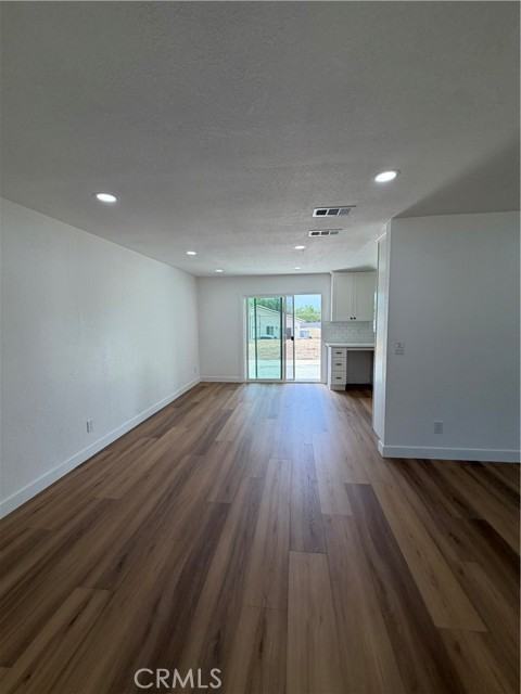 527 W 10th St - Photo 3 of 14