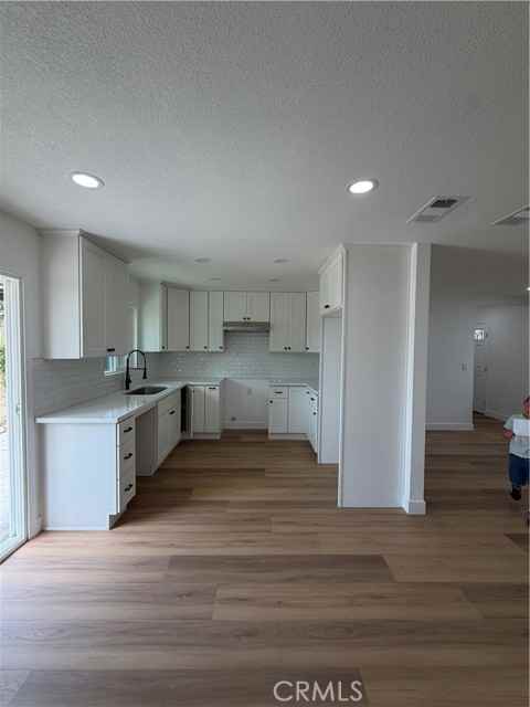 527 W 10th St - Photo 4 of 14