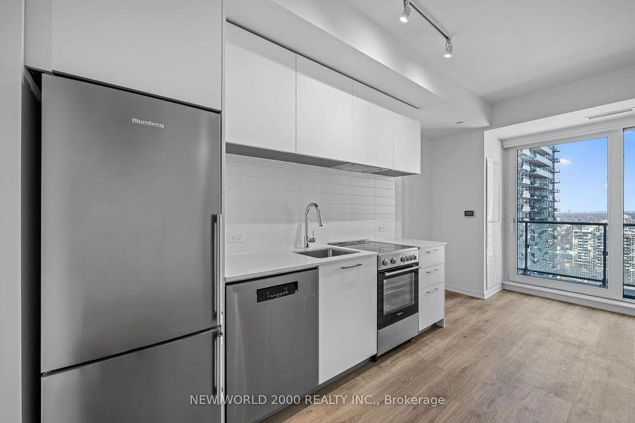 101 Roehampton Ave - Photo 7 of 11