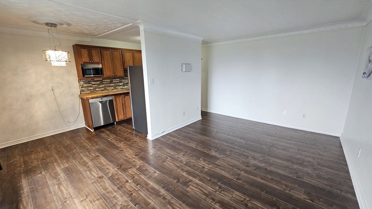 81 Charlton Avenue East #301 - Photo 5 of 12