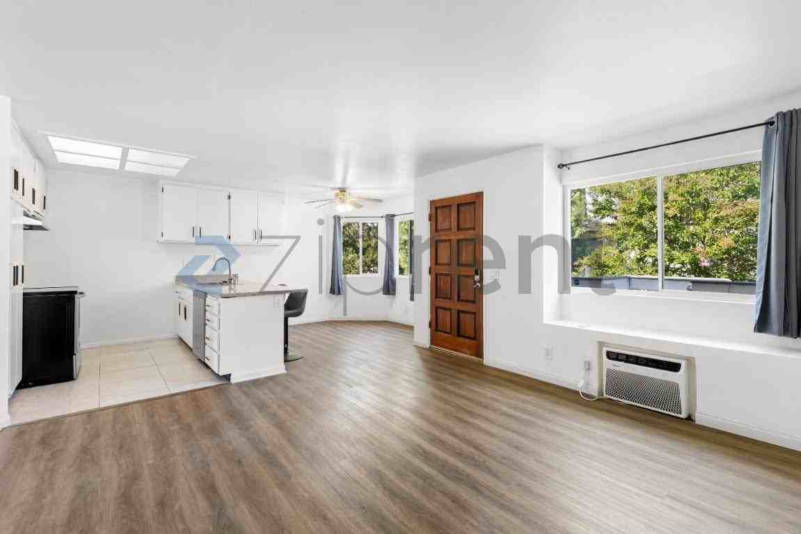 12616 Lakeshore Dr #6 - Photo 4 of 17