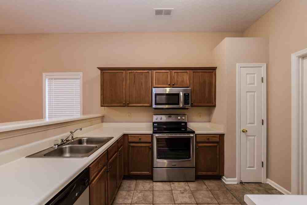 1513 Pemberton Ln - Photo 7 of 14