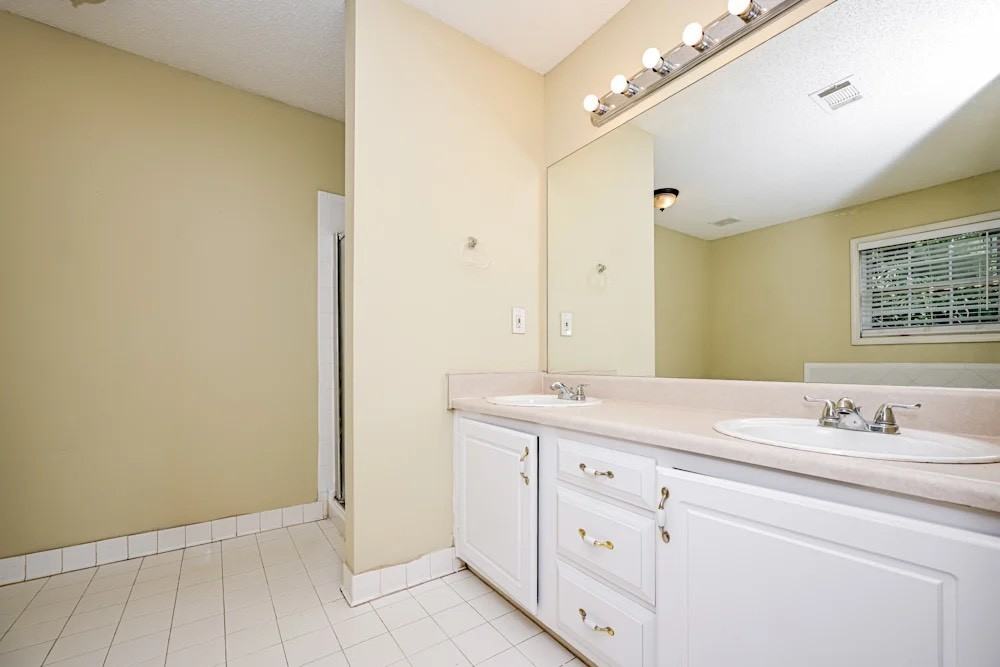 194 Windsor Circle - Photo 4 of 7