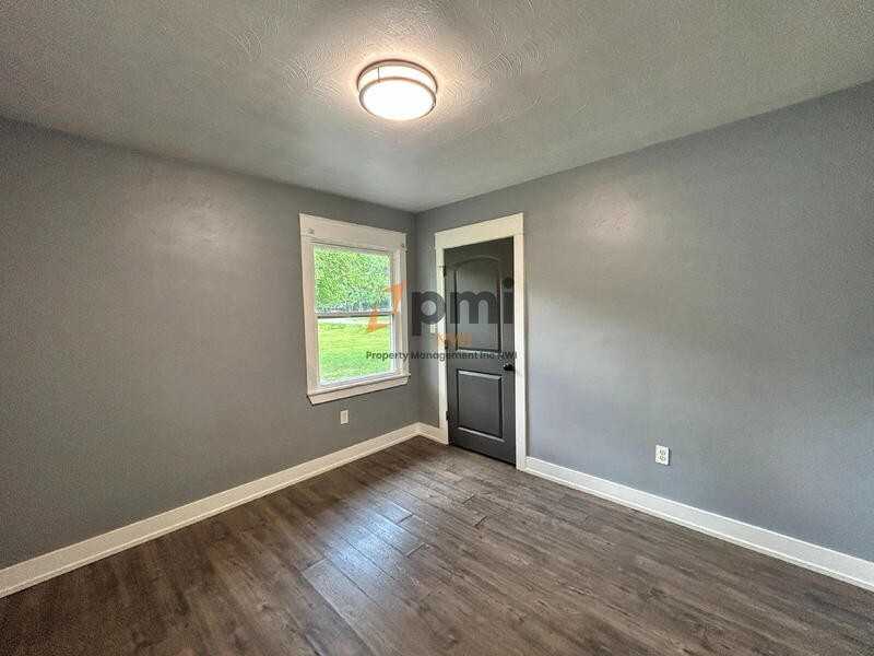 132 S Elgin St - Photo 4 of 19