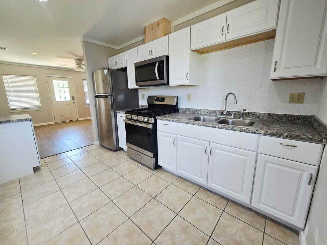 341 Selma St - Photo 4 of 8