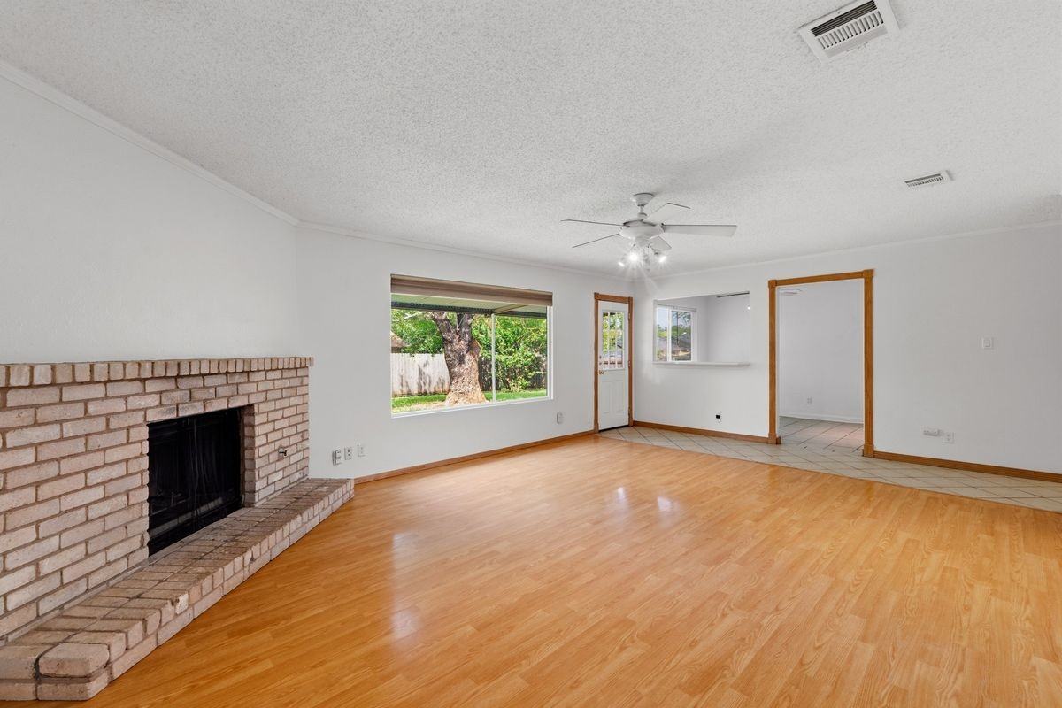 3009 Bushnell Dr - Photo 2 of 6
