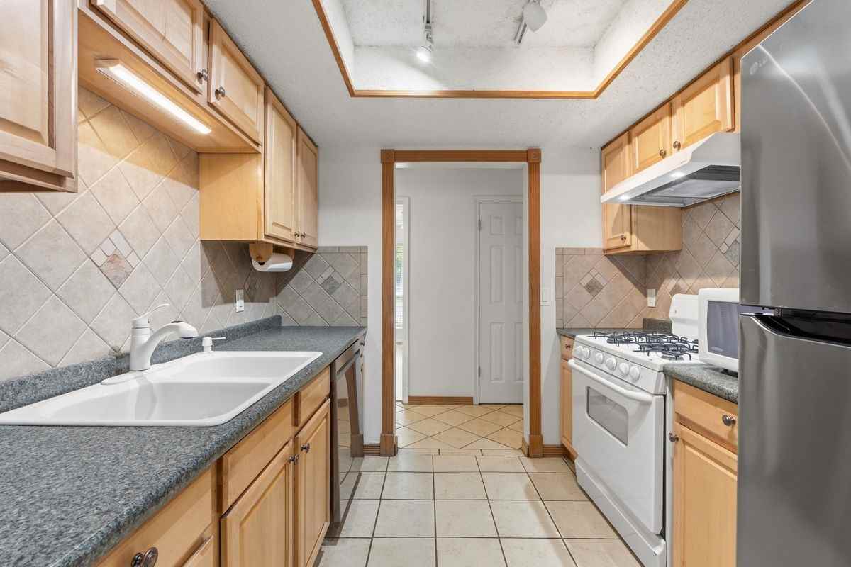 3009 Bushnell Dr - Photo 3 of 6