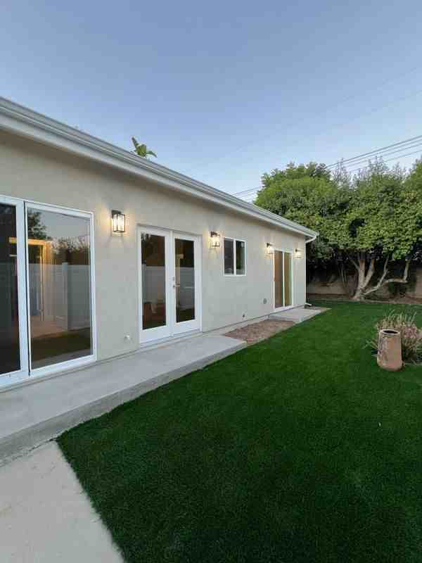 10904 Darby Ave - Photo 5 of 10
