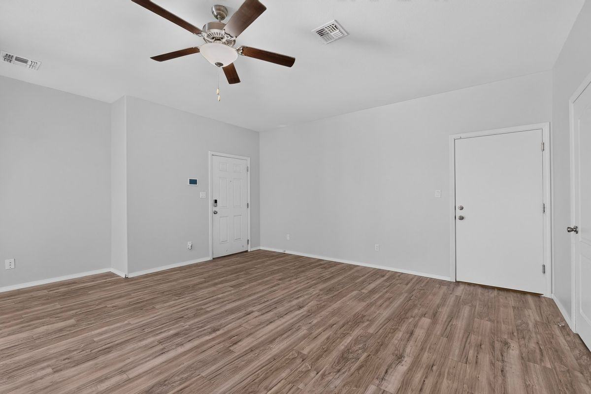 1504 Gulfstream Dr Se - Photo 3 of 34