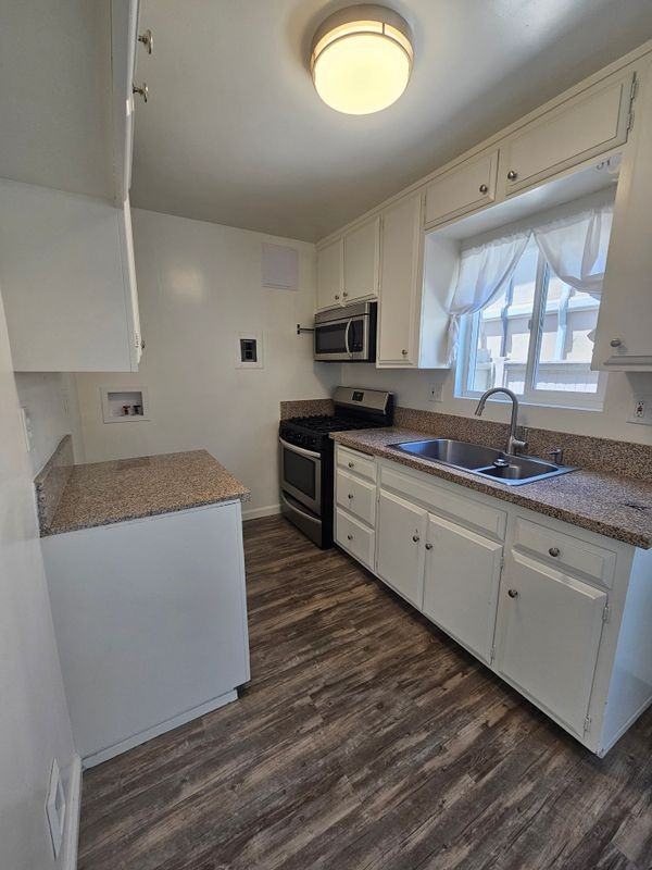 2406 Rockefeller Ln ##B - Photo 3 of 11