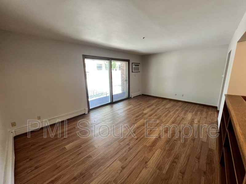 905 W 18th St #303 - Photo 3 of 15
