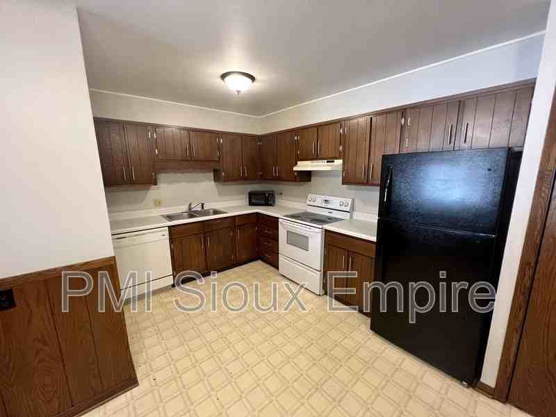 905 W 18th St #303 - Photo 4 of 15