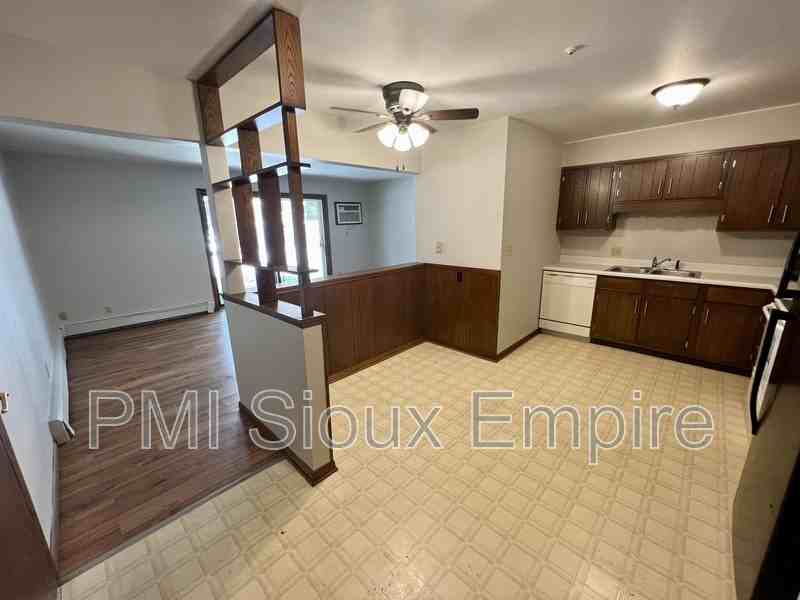 905 W 18th St #303 - Photo 5 of 15