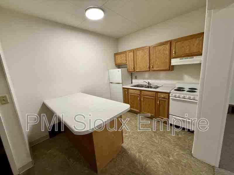 734 W 10th St #2