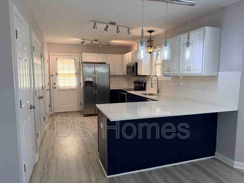 1028 Kent St - Photo 2 of 24