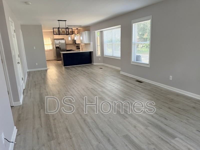 1028 Kent St - Photo 4 of 24