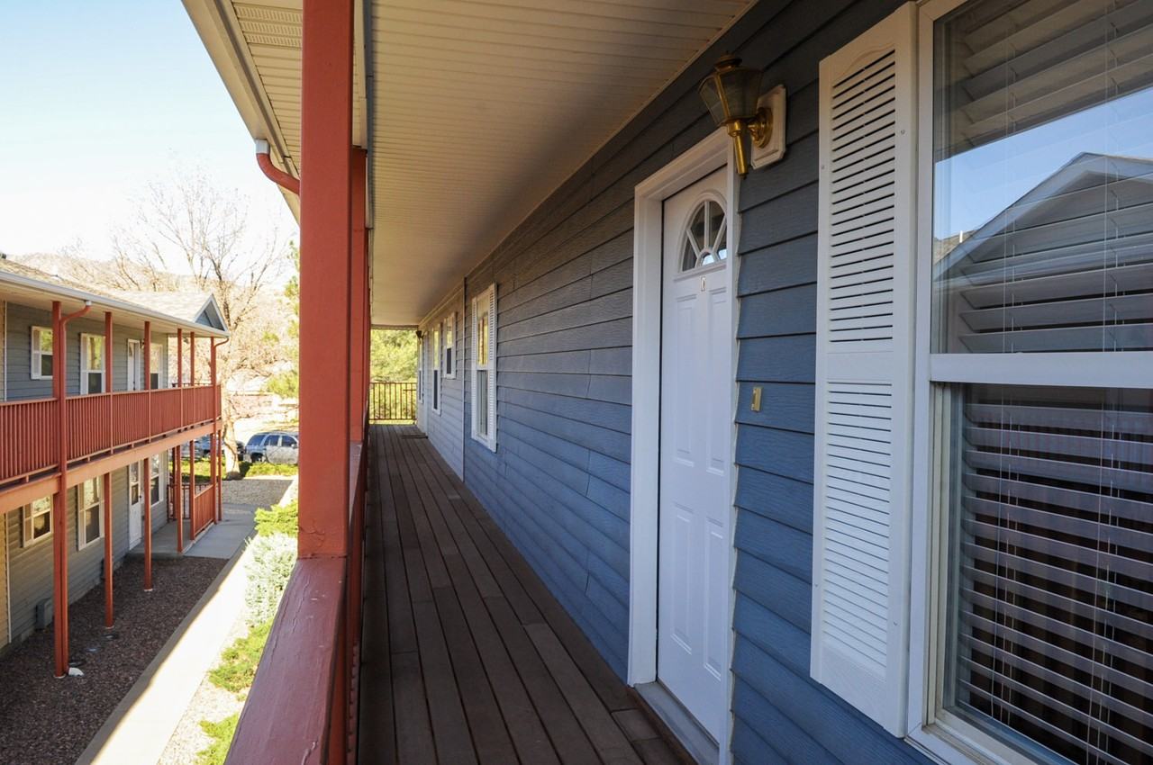 716 Yale Pl #C - Photo 2 of 11