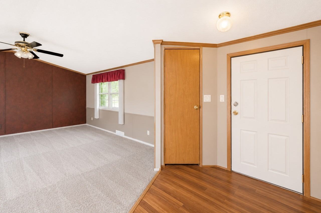 478 Sarah St - Photo 6 of 26