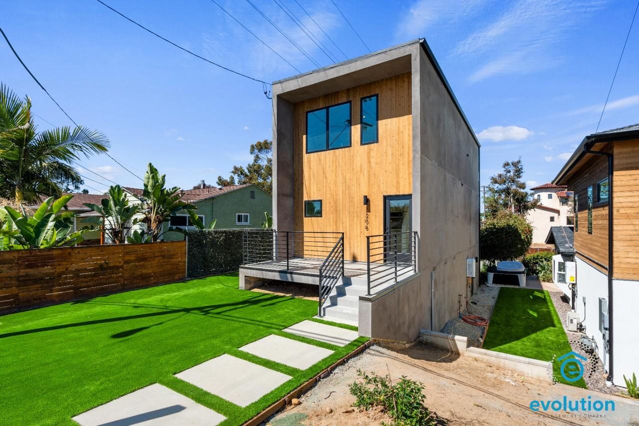 2206 Pentuckett Ave - Photo 4 of 12