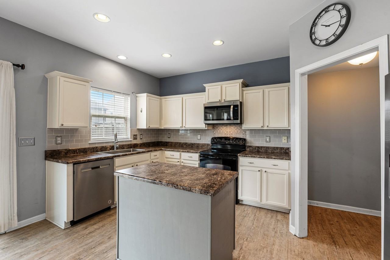 27 Madeline Cir #1 - Photo 4 of 11