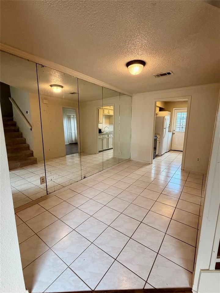 7700 Creekbend Drive - 1UNIT 1 #1 - Photo 3 of 17