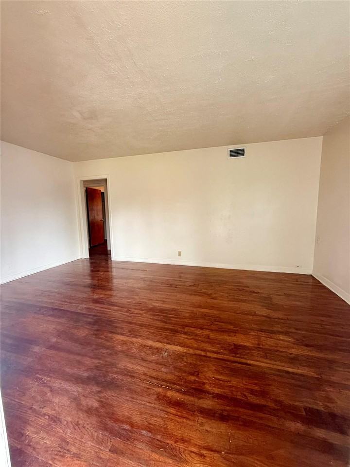 6211 Schevers St #1 - Photo 4 of 24