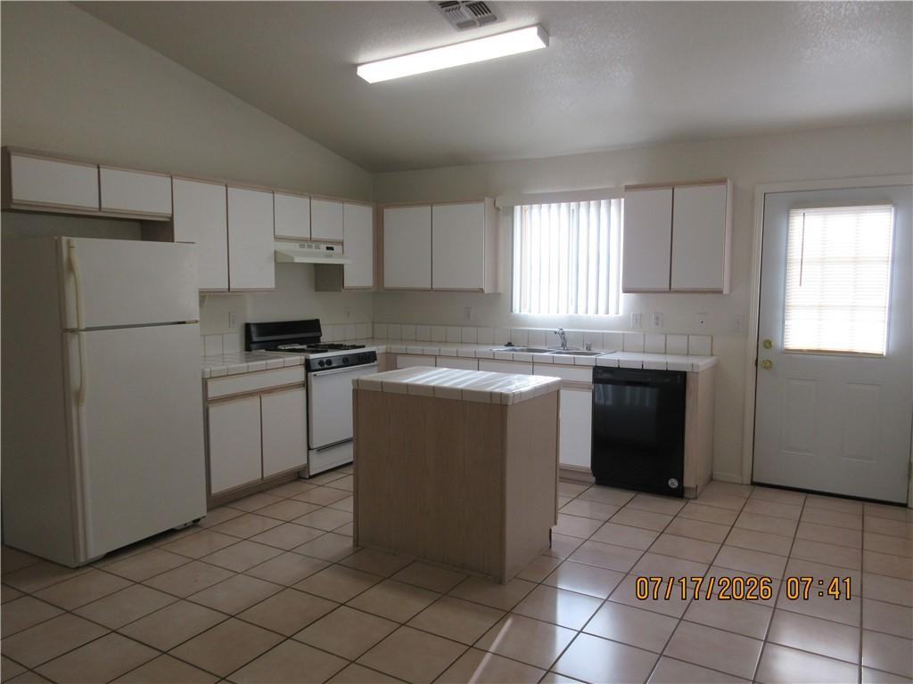 3162 E Gordon Dr - Photo 3 of 12