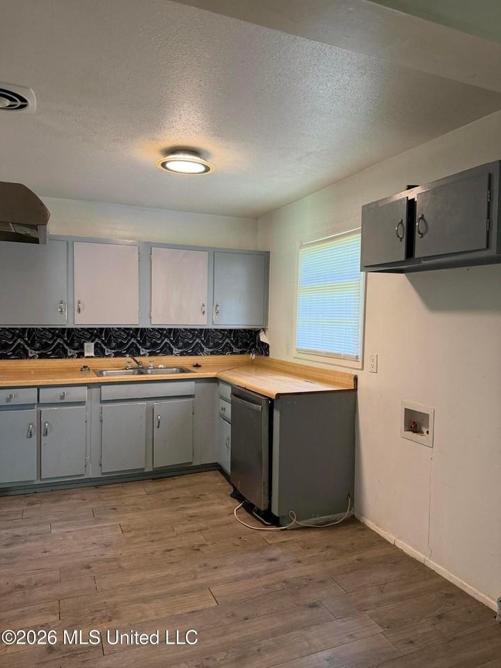 2745 Marydale Dr - Photo 2 of 16