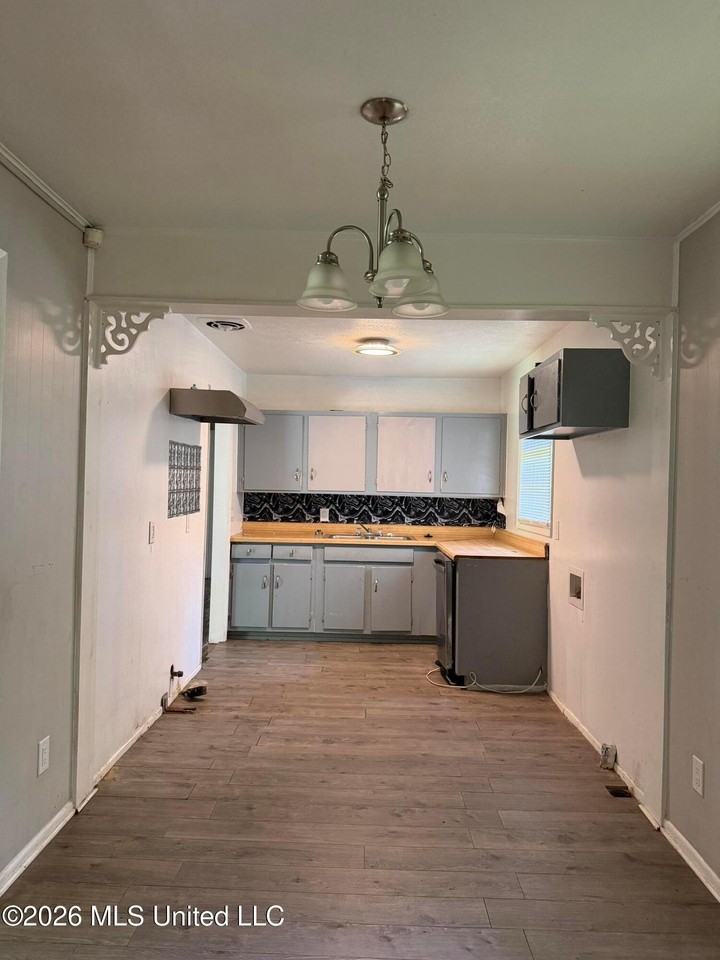 2745 Marydale Dr - Photo 3 of 16