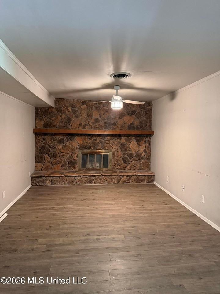 2745 Marydale Dr - Photo 4 of 16