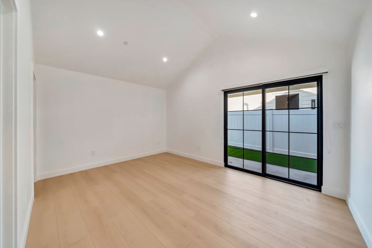 15741 Valerio St - Photo 5 of 32