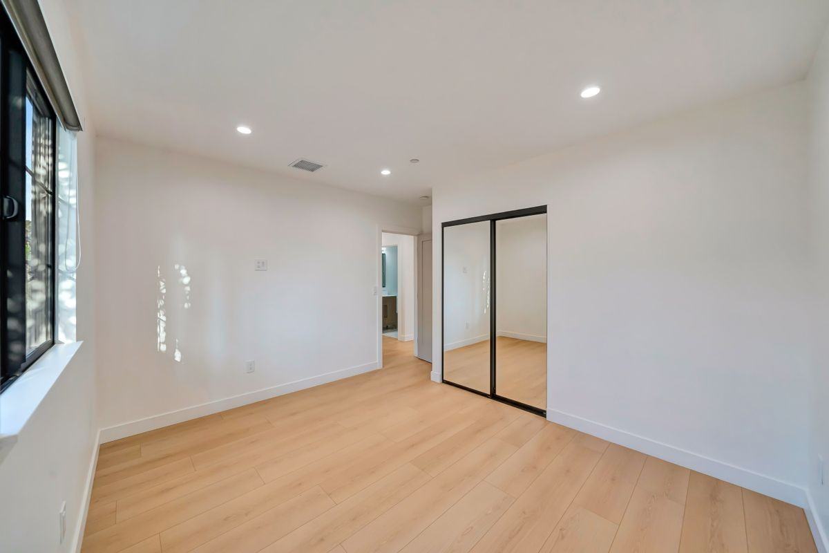 15741 Valerio St - Photo 6 of 32