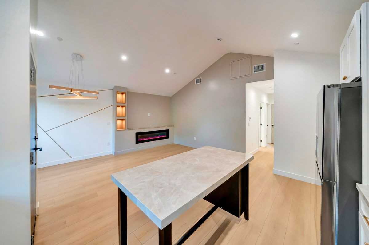 15741 Valerio St - Photo 7 of 32